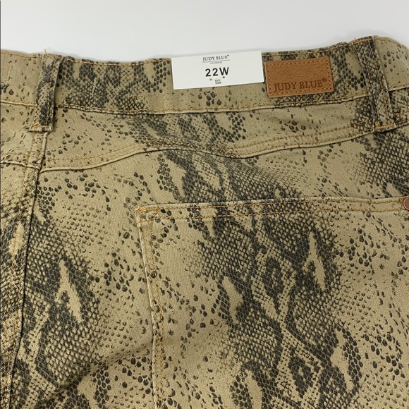 Judy Blue Tan and Black Patterned Jeans - Picture 6 of 6